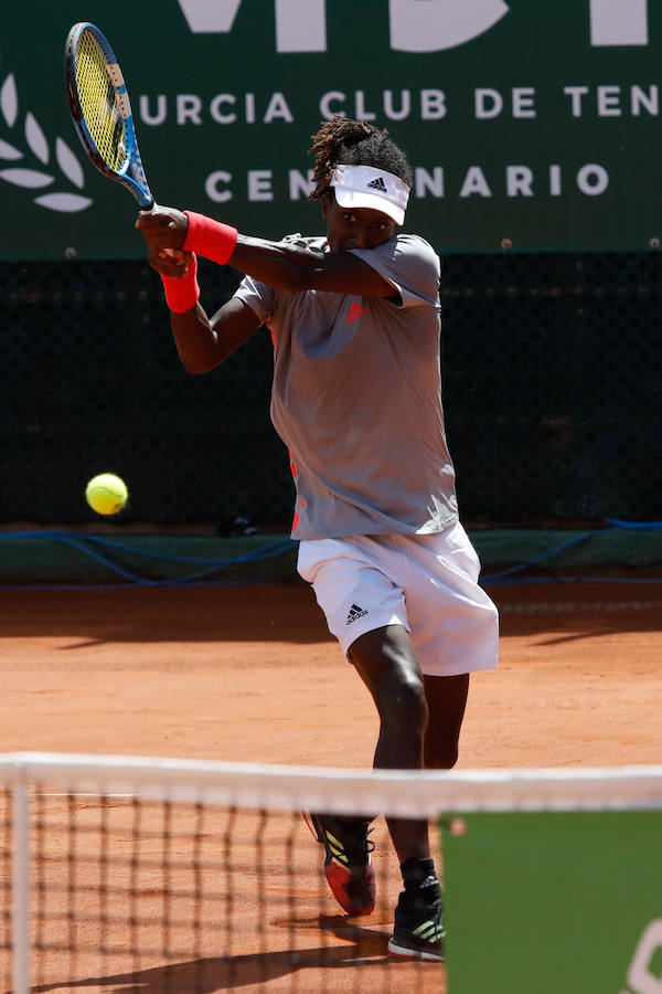 El tenista tinerfeño se sobrepuso a la derrota en el primer set (2-6) superando con contundencia a su rival en los dos siguientes parciales (6-0 y 6-2)