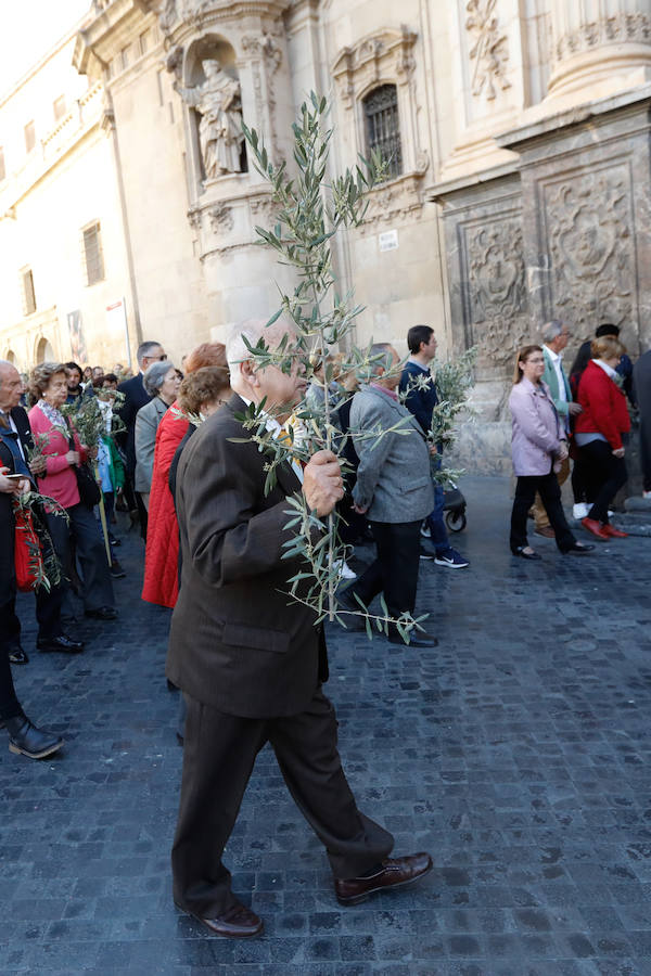 Este domingo se realizó la bendición de Las Palmas en multitud de iglesias murcianas y en la capital se trasladó el Gran Poder al convento de las Capuchinas