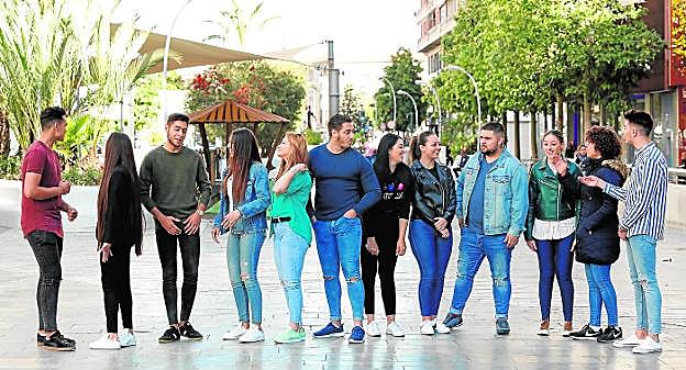 Los doce participantes en el programa de empleo para jóvenes 'Formatéate con Garantía' de la fundación. 