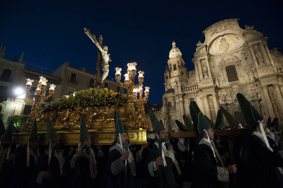 El cortejo que inicia su estación de penitencia en el corazón de la ciudad estrenó gallo en el paso de San Pedro Arrepentido