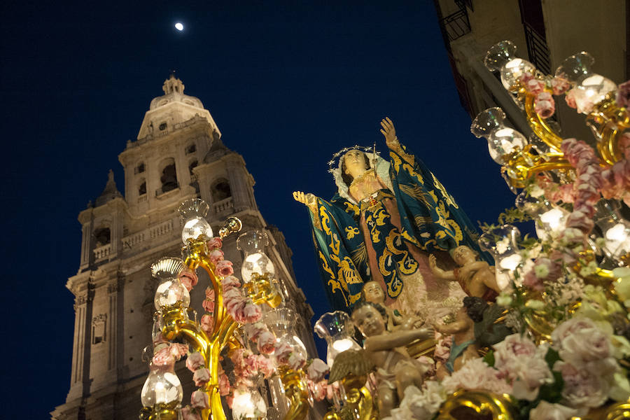 El cortejo que inicia su estación de penitencia en el corazón de la ciudad estrenó gallo en el paso de San Pedro Arrepentido