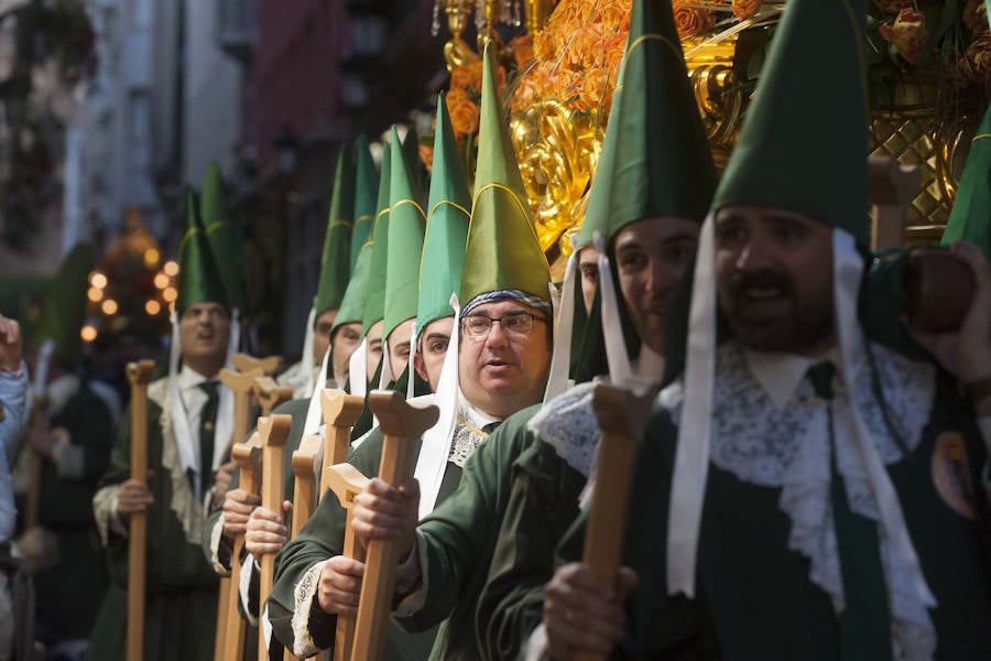 El cortejo que inicia su estación de penitencia en el corazón de la ciudad estrenó gallo en el paso de San Pedro Arrepentido