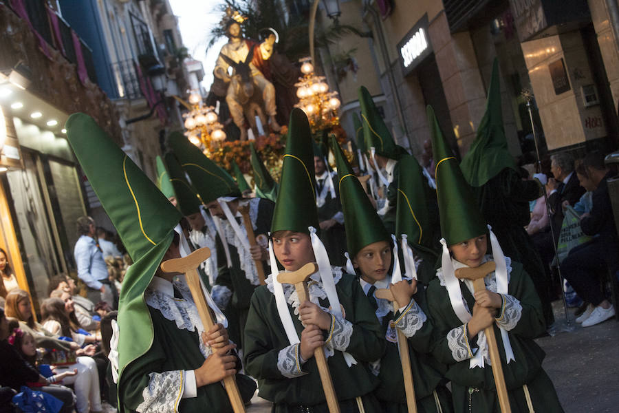 El cortejo que inicia su estación de penitencia en el corazón de la ciudad estrenó gallo en el paso de San Pedro Arrepentido