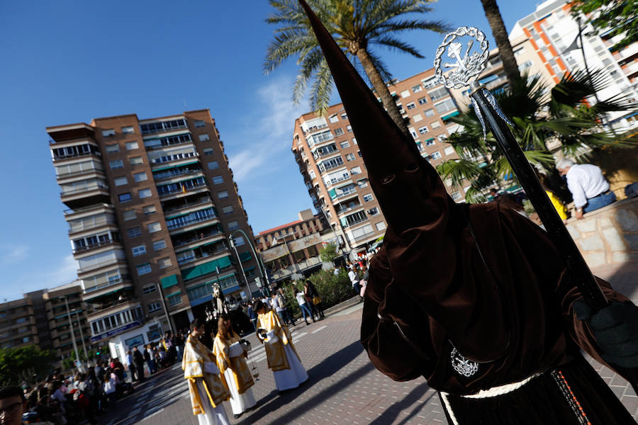 La cofradía que parte de los Capuchinos inauguró la tarde del sábado con sus tradicionales túnicas franciscanas. Junto al Crucificado de ojos azules desfiló Santa María de los Ángeles en un recogido desfile