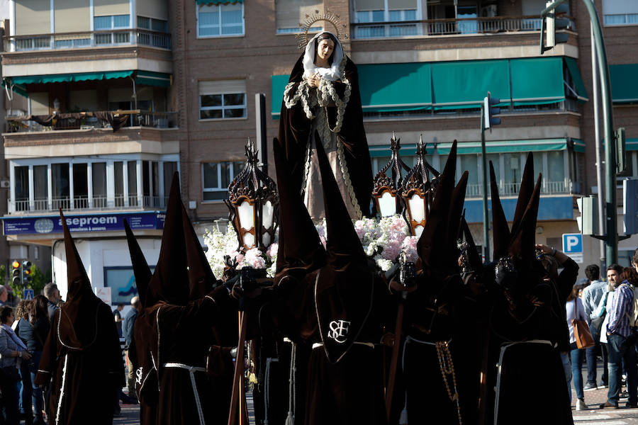 La cofradía que parte de los Capuchinos inauguró la tarde del sábado con sus tradicionales túnicas franciscanas. Junto al Crucificado de ojos azules desfiló Santa María de los Ángeles en un recogido desfile