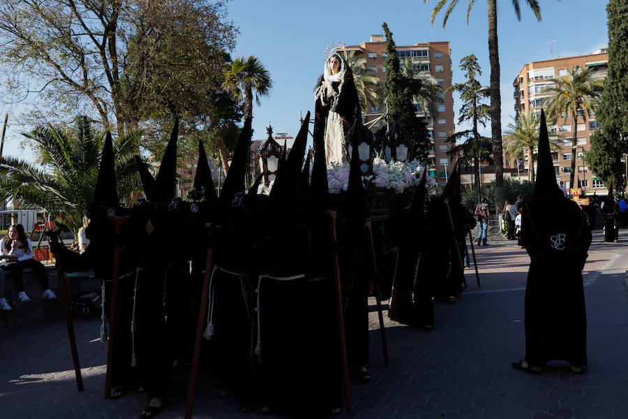 La cofradía que parte de los Capuchinos inauguró la tarde del sábado con sus tradicionales túnicas franciscanas. Junto al Crucificado de ojos azules desfiló Santa María de los Ángeles en un recogido desfile