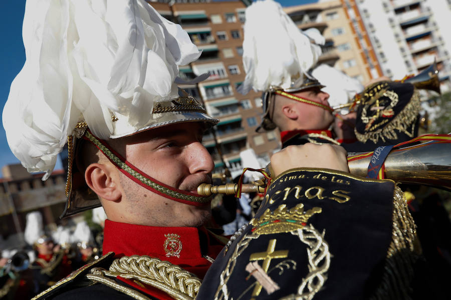 La cofradía que parte de los Capuchinos inauguró la tarde del sábado con sus tradicionales túnicas franciscanas. Junto al Crucificado de ojos azules desfiló Santa María de los Ángeles en un recogido desfile