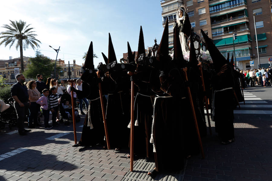 La cofradía que parte de los Capuchinos inauguró la tarde del sábado con sus tradicionales túnicas franciscanas. Junto al Crucificado de ojos azules desfiló Santa María de los Ángeles en un recogido desfile