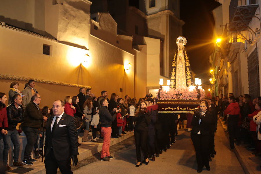 La imagen titular de la Hermandad protagonizó la procesión de mayor recogimiento de la Semana Santa. La talla de Sánchez Lozano recorrió la zona monumental en su trono en andas portado por profesionales del Derecho