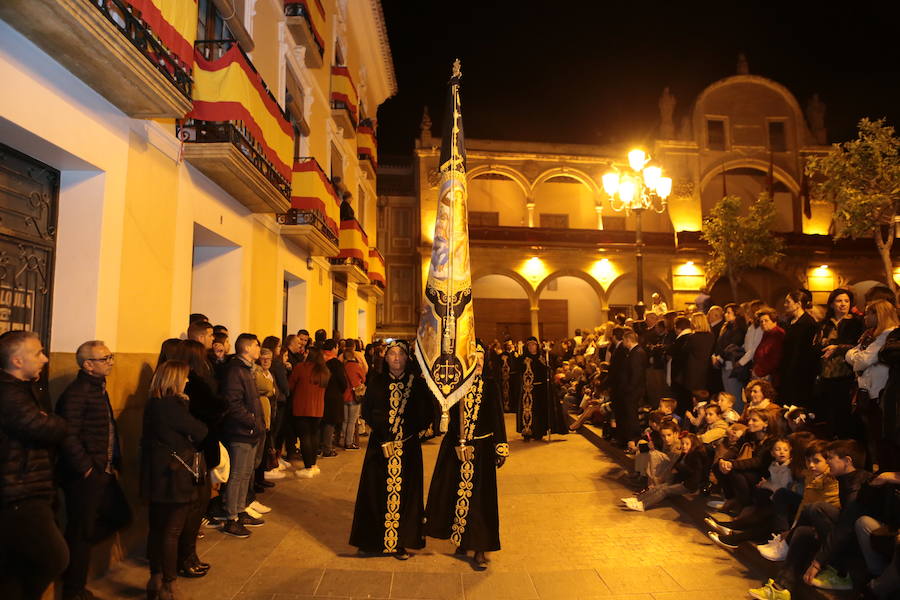 La imagen titular de la Hermandad protagonizó la procesión de mayor recogimiento de la Semana Santa. La talla de Sánchez Lozano recorrió la zona monumental en su trono en andas portado por profesionales del Derecho