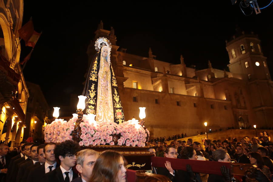 La imagen titular de la Hermandad protagonizó la procesión de mayor recogimiento de la Semana Santa. La talla de Sánchez Lozano recorrió la zona monumental en su trono en andas portado por profesionales del Derecho