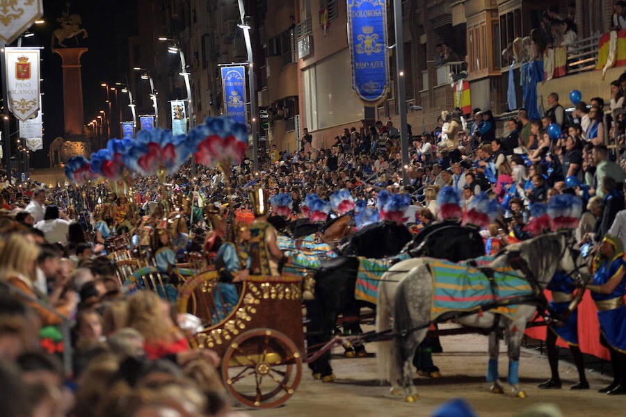 La exhibición de las bigas de José entusiasmó a la grada azul. Los siete carros se giraron en la parte central de la carrera en un ejercicio de doma de especialistas internacionales de cine