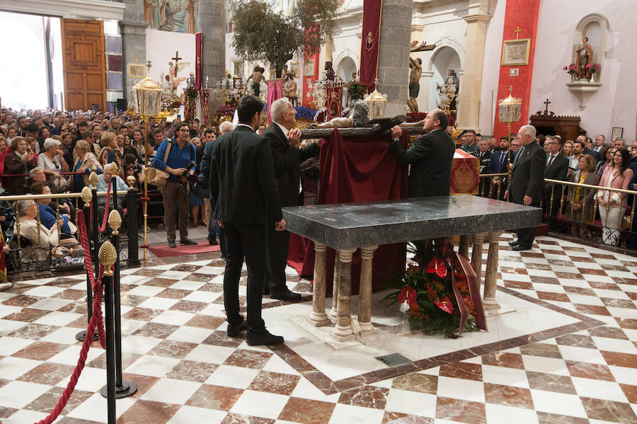 La iglesia de San Antolín acoge a cientos de fieles en el tradicional besapié previo a la procesión del Lunes Santo