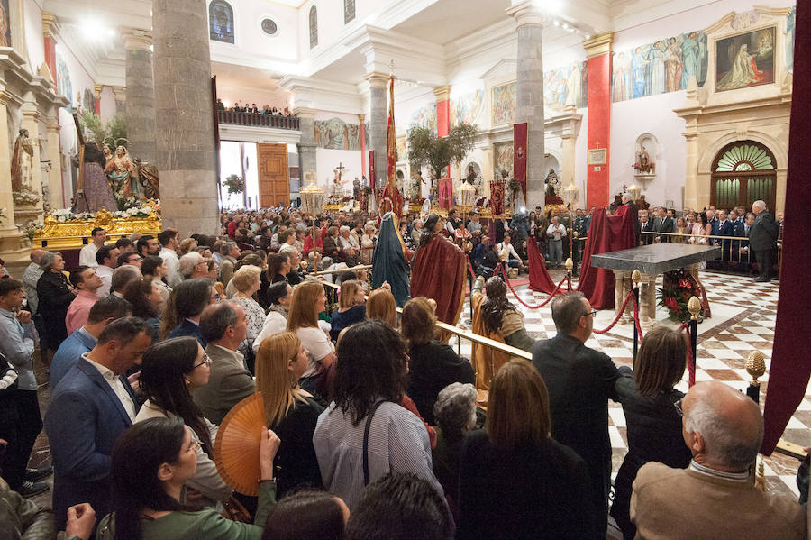 La iglesia de San Antolín acoge a cientos de fieles en el tradicional besapié previo a la procesión del Lunes Santo