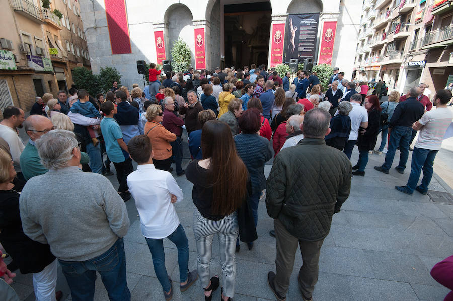 La iglesia de San Antolín acoge a cientos de fieles en el tradicional besapié previo a la procesión del Lunes Santo