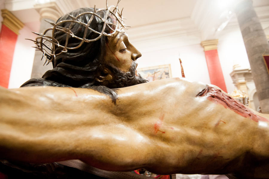 La iglesia de San Antolín acoge a cientos de fieles en el tradicional besapié previo a la procesión del Lunes Santo