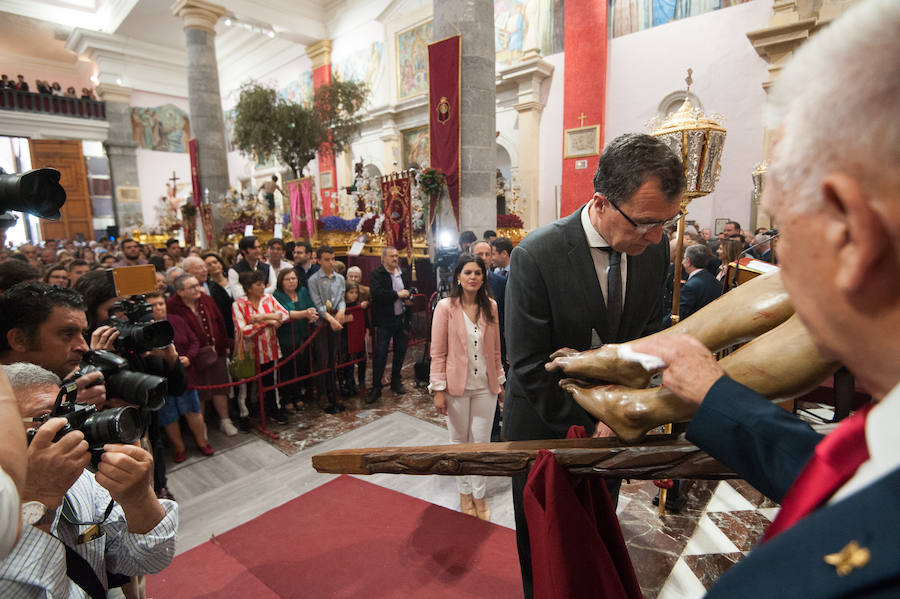 La iglesia de San Antolín acoge a cientos de fieles en el tradicional besapié previo a la procesión del Lunes Santo