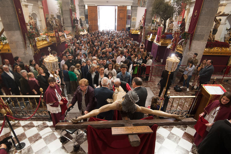 La iglesia de San Antolín acoge a cientos de fieles en el tradicional besapié previo a la procesión del Lunes Santo