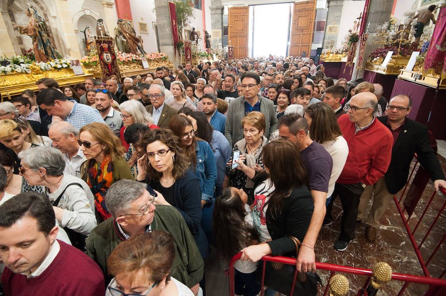 La iglesia de San Antolín acoge a cientos de fieles en el tradicional besapié previo a la procesión del Lunes Santo