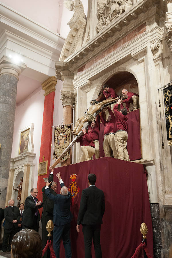 La iglesia de San Antolín acoge a cientos de fieles en el tradicional besapié previo a la procesión del Lunes Santo