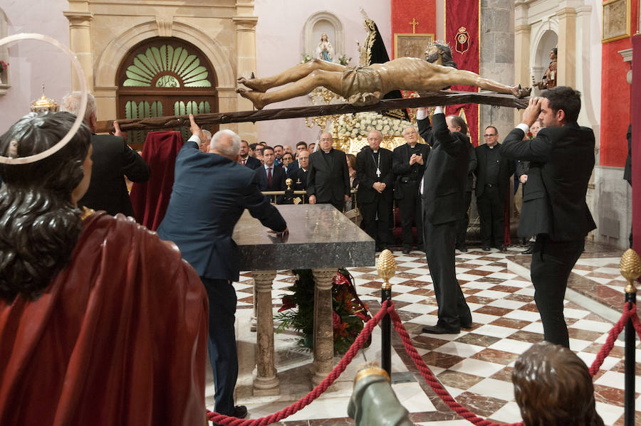 La iglesia de San Antolín acoge a cientos de fieles en el tradicional besapié previo a la procesión del Lunes Santo