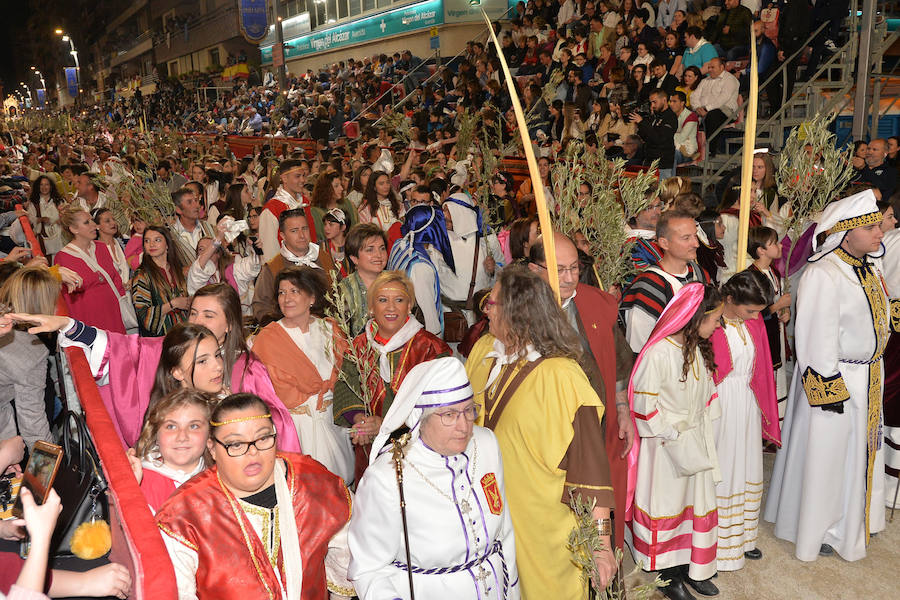 El pueblo hebreo inunda la carrera con los más de 1.000 figurantes que acompañaron a Jesús. La caballería de la reina de Saba puso en pie a los espectadore