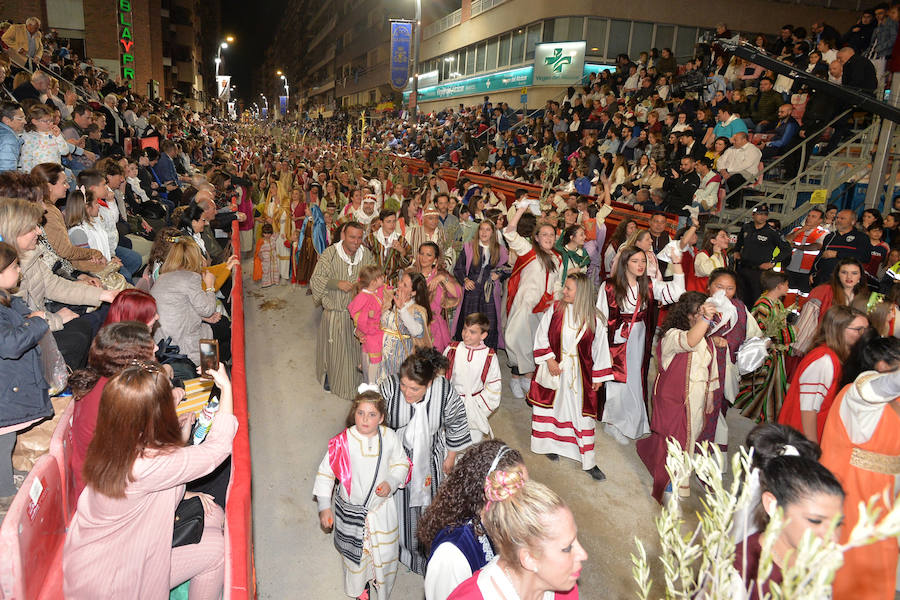 El pueblo hebreo inunda la carrera con los más de 1.000 figurantes que acompañaron a Jesús. La caballería de la reina de Saba puso en pie a los espectadore