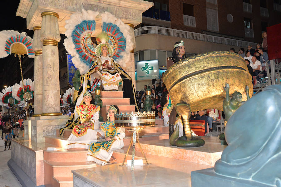 El pueblo hebreo inunda la carrera con los más de 1.000 figurantes que acompañaron a Jesús. La caballería de la reina de Saba puso en pie a los espectadore