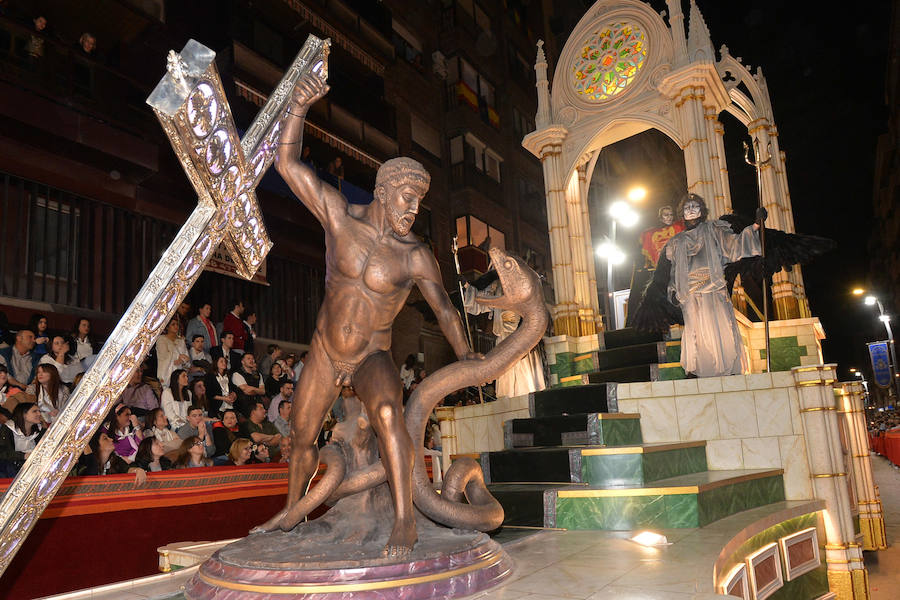 El pueblo hebreo inunda la carrera con los más de 1.000 figurantes que acompañaron a Jesús. La caballería de la reina de Saba puso en pie a los espectadore