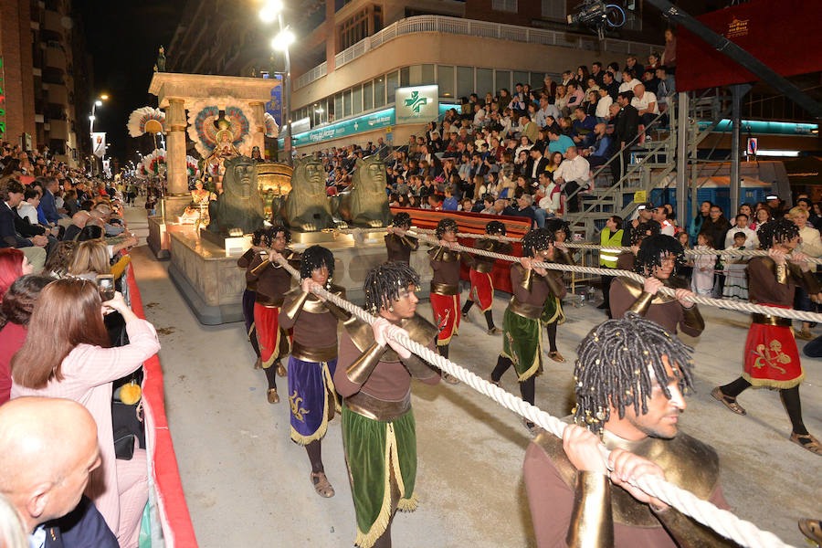 El pueblo hebreo inunda la carrera con los más de 1.000 figurantes que acompañaron a Jesús. La caballería de la reina de Saba puso en pie a los espectadore