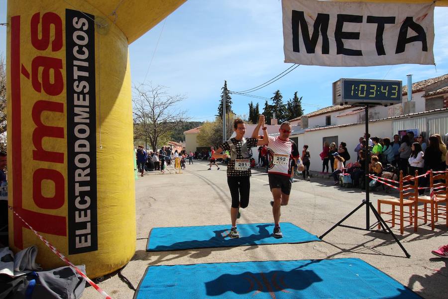 El corredor se lleva la prueba con una marca de 39:52 minutos, por los 47:36 de la atleta