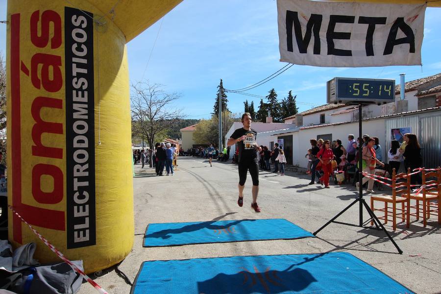 El corredor se lleva la prueba con una marca de 39:52 minutos, por los 47:36 de la atleta