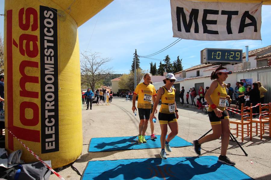 El corredor se lleva la prueba con una marca de 39:52 minutos, por los 47:36 de la atleta