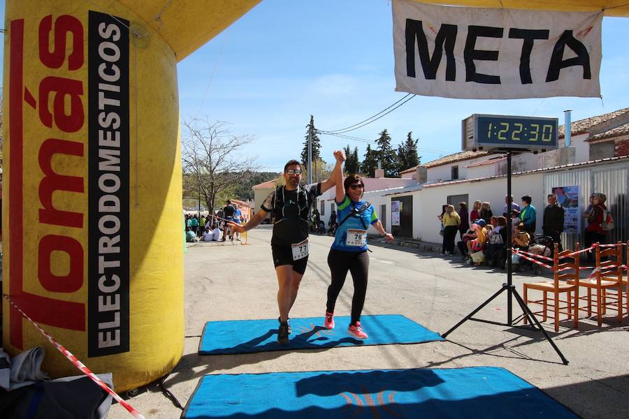 El corredor se lleva la prueba con una marca de 39:52 minutos, por los 47:36 de la atleta