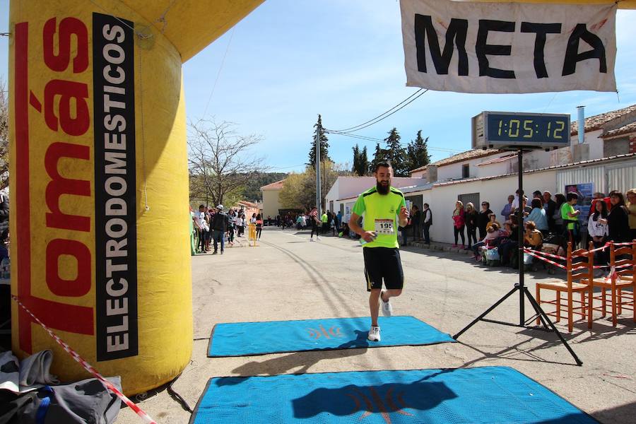 El corredor se lleva la prueba con una marca de 39:52 minutos, por los 47:36 de la atleta