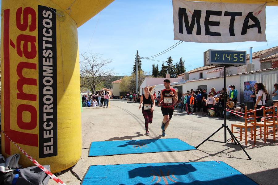 El corredor se lleva la prueba con una marca de 39:52 minutos, por los 47:36 de la atleta