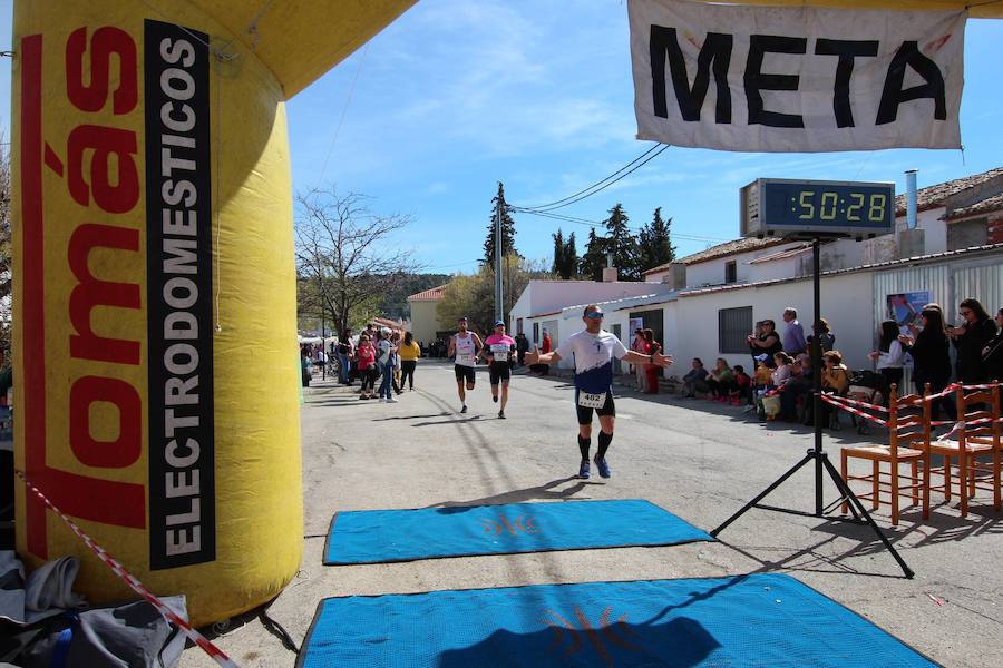 El corredor se lleva la prueba con una marca de 39:52 minutos, por los 47:36 de la atleta