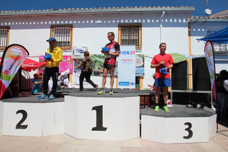 El corredor se lleva la prueba con una marca de 39:52 minutos, por los 47:36 de la atleta