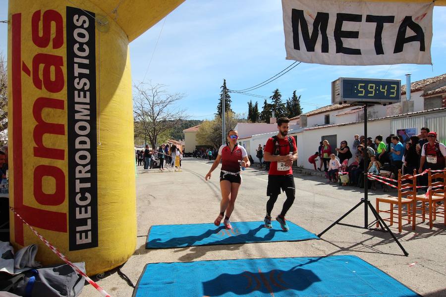 El corredor se lleva la prueba con una marca de 39:52 minutos, por los 47:36 de la atleta