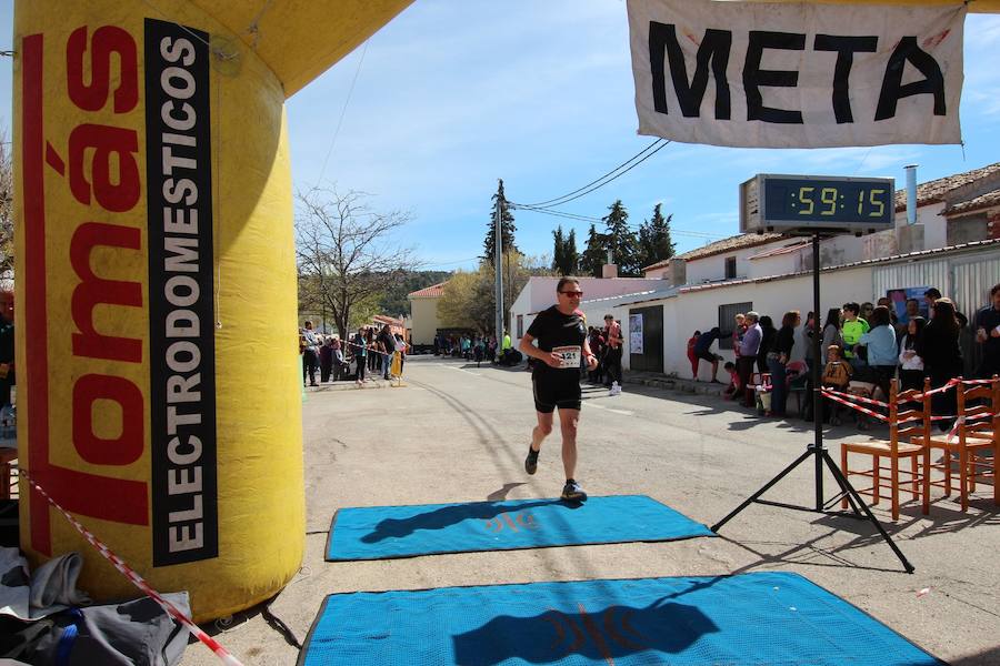 El corredor se lleva la prueba con una marca de 39:52 minutos, por los 47:36 de la atleta