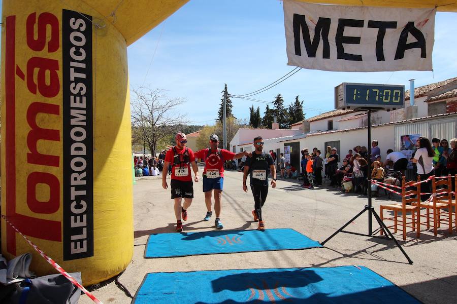 El corredor se lleva la prueba con una marca de 39:52 minutos, por los 47:36 de la atleta