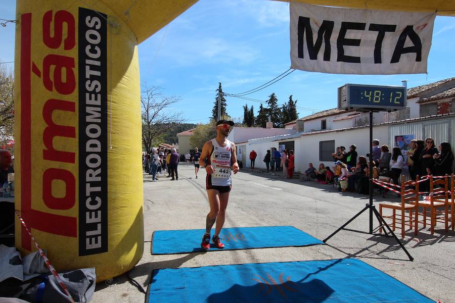 El corredor se lleva la prueba con una marca de 39:52 minutos, por los 47:36 de la atleta