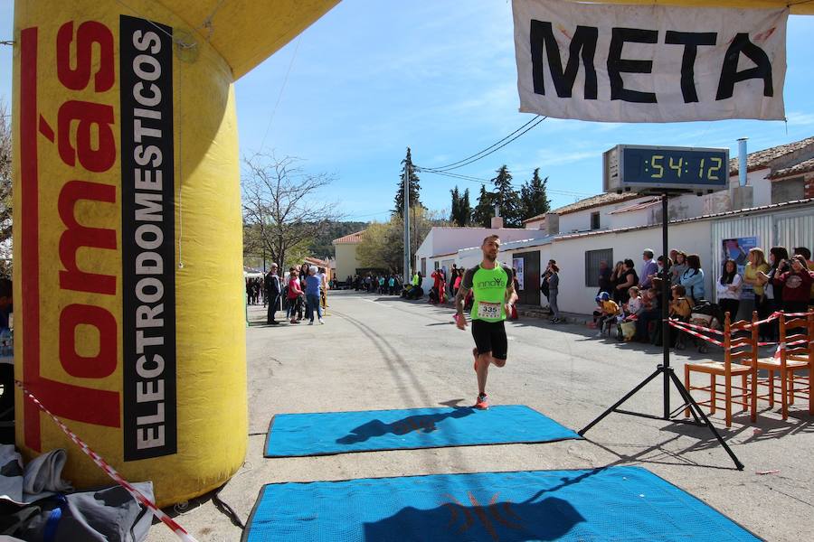 El corredor se lleva la prueba con una marca de 39:52 minutos, por los 47:36 de la atleta