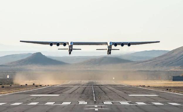 El Stratolaunch, el pasado sábado despegando en el desieto de Mojave, en EE UU.