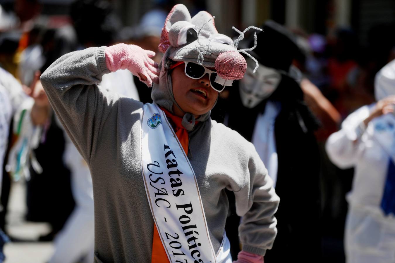 Estidiantes de la Universidad de San Carlos de Guatemala danzan disfrazados durante la histórica Huelga de Dolores, en la que los universitarios, con morbo, se mofan de los políticos que buscan la «Guayaba» (Presidencia).