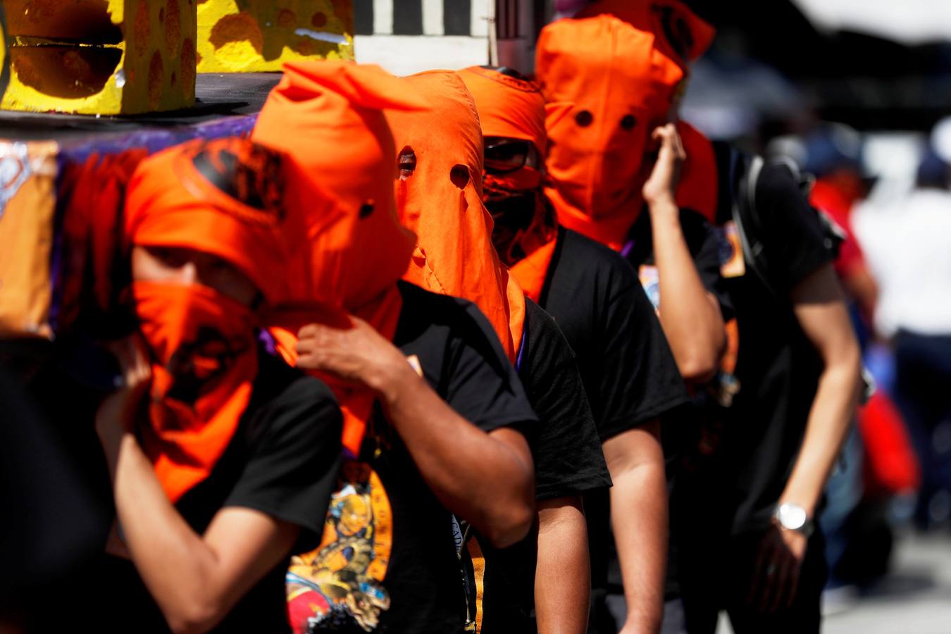 Estidiantes de la Universidad de San Carlos de Guatemala danzan disfrazados durante la histórica Huelga de Dolores, en la que los universitarios, con morbo, se mofan de los políticos que buscan la «Guayaba» (Presidencia).
