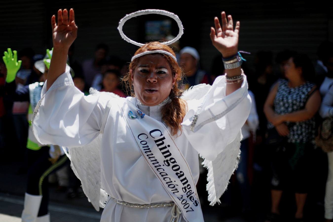 Estidiantes de la Universidad de San Carlos de Guatemala danzan disfrazados durante la histórica Huelga de Dolores, en la que los universitarios, con morbo, se mofan de los políticos que buscan la «Guayaba» (Presidencia).