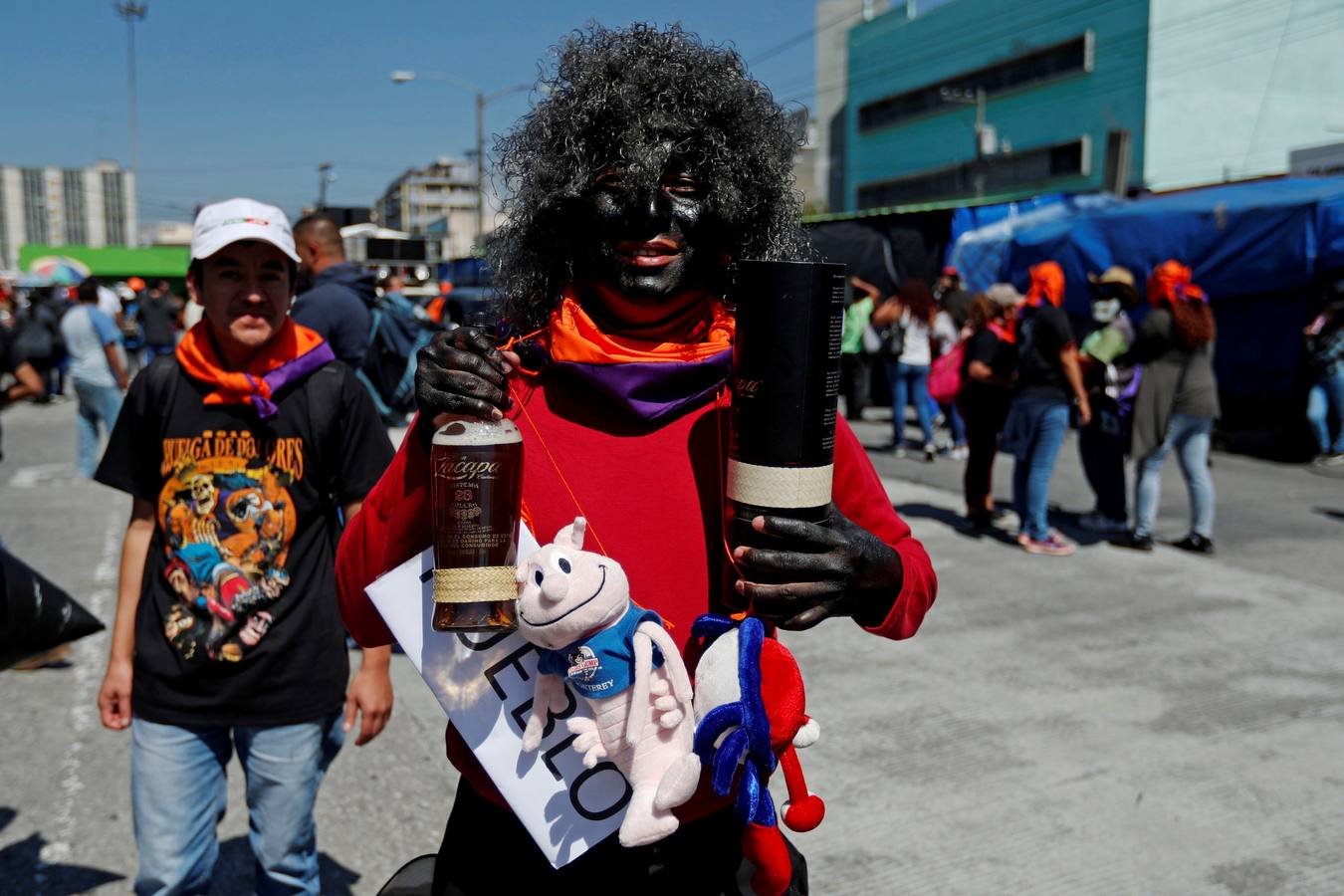 Estidiantes de la Universidad de San Carlos de Guatemala danzan disfrazados durante la histórica Huelga de Dolores, en la que los universitarios, con morbo, se mofan de los políticos que buscan la «Guayaba» (Presidencia).