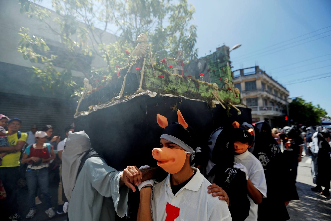 Estidiantes de la Universidad de San Carlos de Guatemala danzan disfrazados durante la histórica Huelga de Dolores, en la que los universitarios, con morbo, se mofan de los políticos que buscan la «Guayaba» (Presidencia).