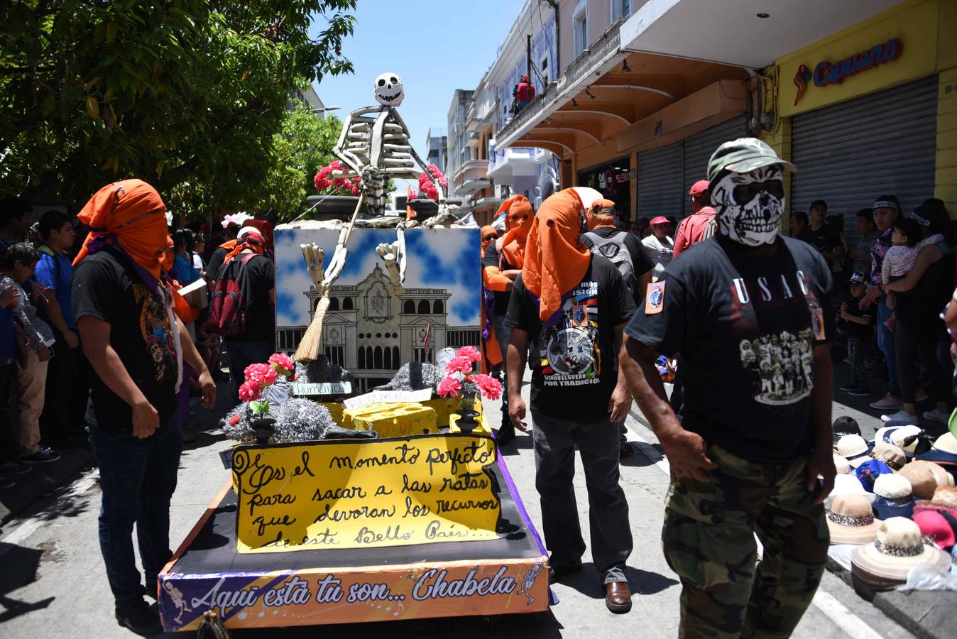 Estidiantes de la Universidad de San Carlos de Guatemala danzan disfrazados durante la histórica Huelga de Dolores, en la que los universitarios, con morbo, se mofan de los políticos que buscan la «Guayaba» (Presidencia).